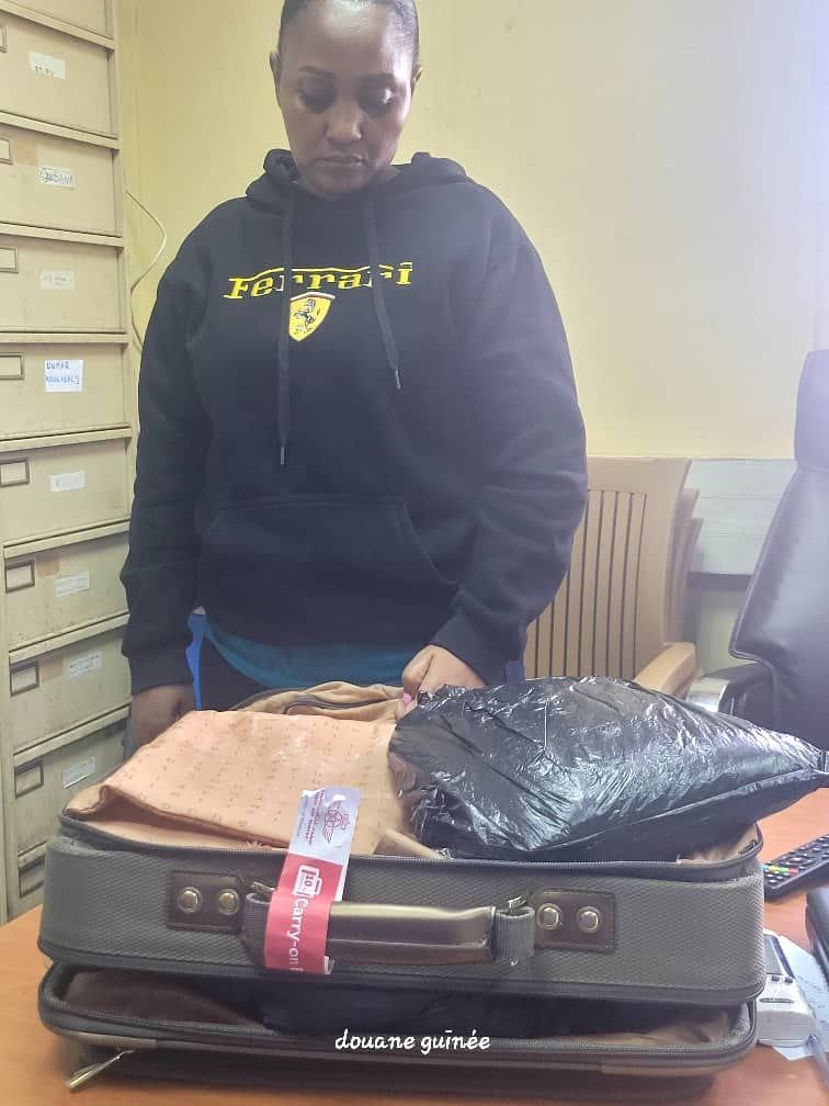 Trafic de cocaïne: Une passagère kényane interceptée à l'aéroport de Conakry avec 1, 6 kg de cocaïne